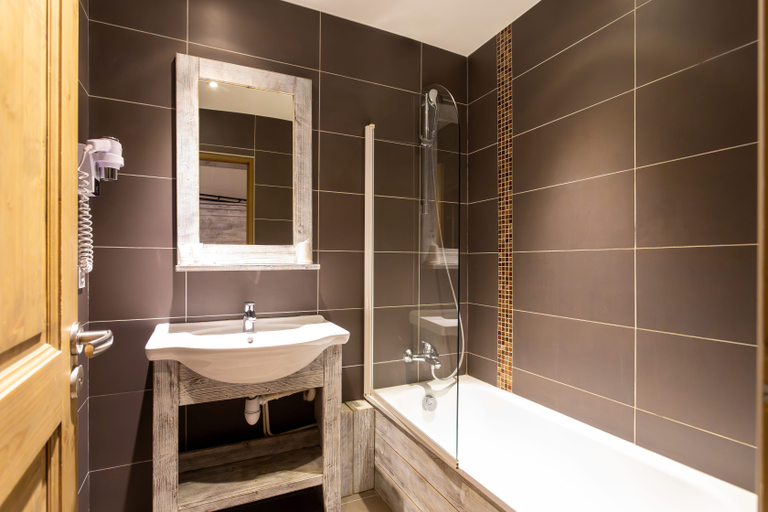 Bathroom 3, Aiguille Percee, Savoie