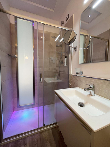 Bathroom 4, Hotel Regina, Gorizia