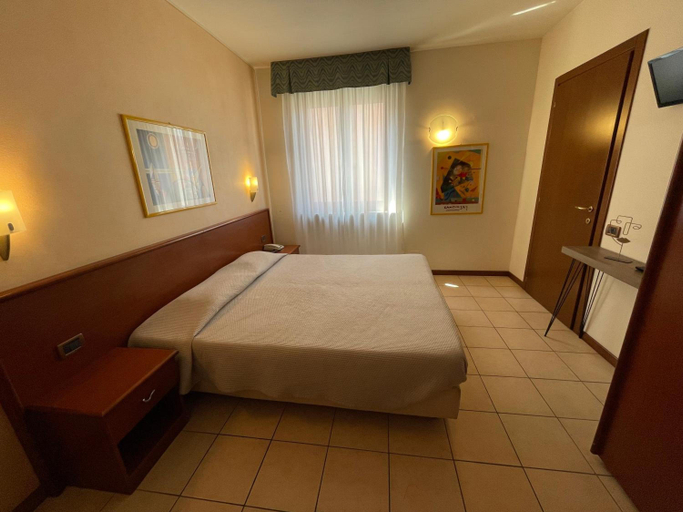 Bedroom 4, Virginia, Verona