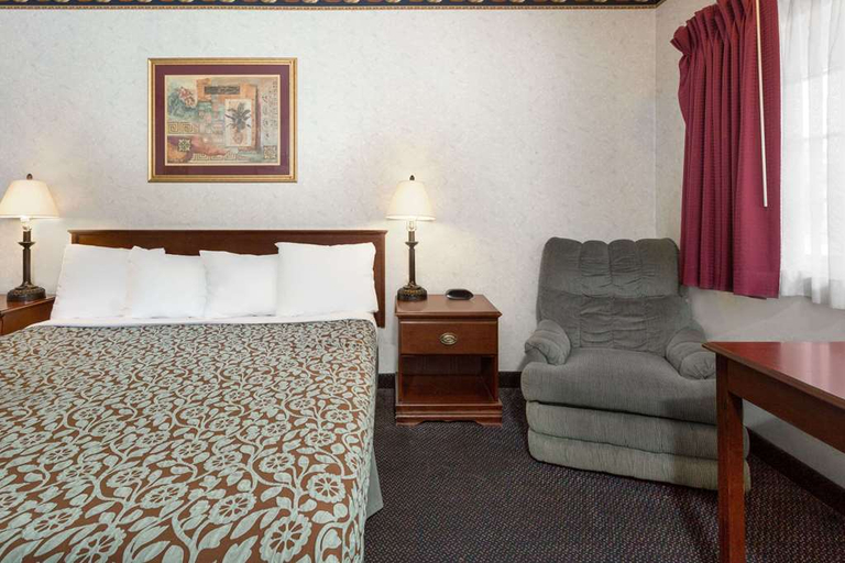 Bedroom 3, Days Inn by Wyndham Costa Mesa/Newport Beach, Orange