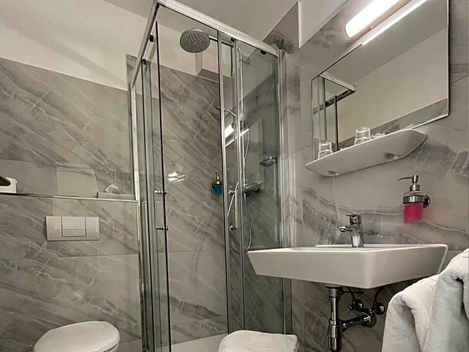 Bathroom 4, Rosenheim, Plön
