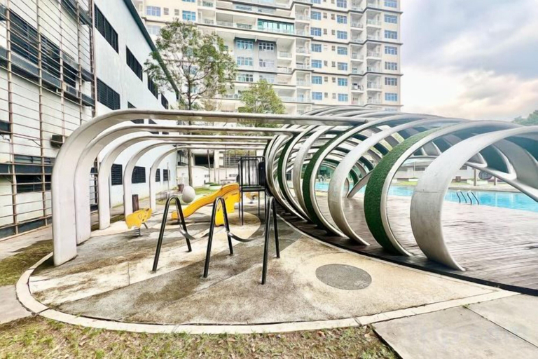 Pool 5, Puchong SkyPod Residence 1-10pax next to IOI Mall Wi-Fi MRT, Puchong