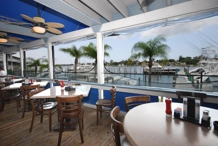 Food & Drinks 4, Pirate's Cove Resort & Marina, Martin