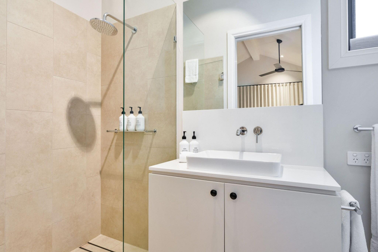 Bathroom 4, Hazelwood Estate, Tamborine Mountain