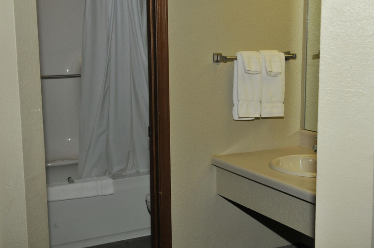 Bathroom 5, Apple Tree Inn and Suites, Montgomery