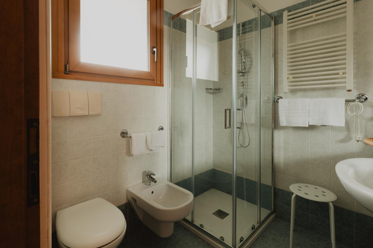 Bathroom 3, Hotel Bellavista, Gorizia