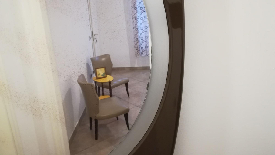 Bathroom 5, Esagono Monello, Syracuse