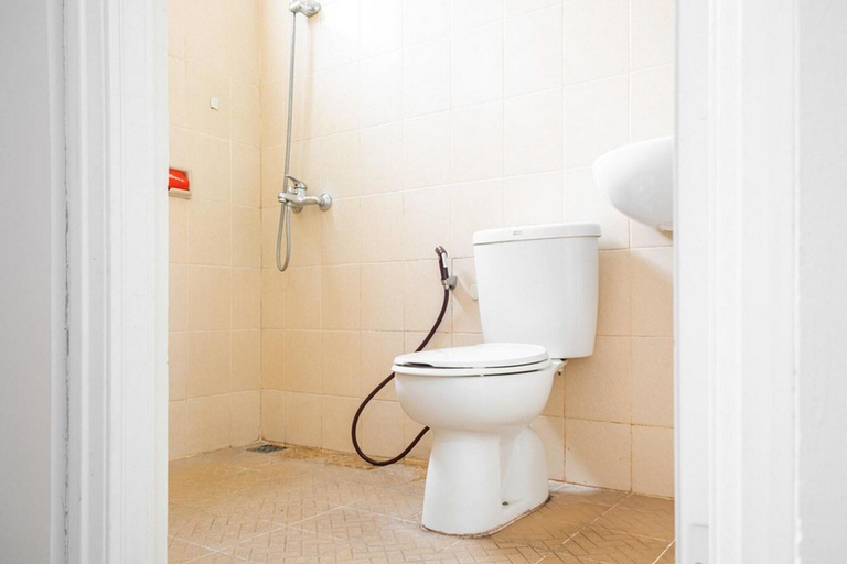 Room 2, Formerly RedDoorz near Siloam Karawaci 3, Tangerang