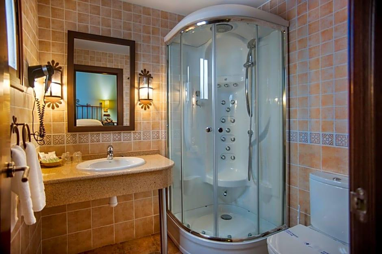 Bathroom 4, Hotel Moya, Cuenca