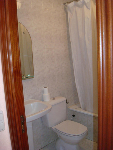 Bathroom 5, Hostal Hermanos Gutierrez, Burgos