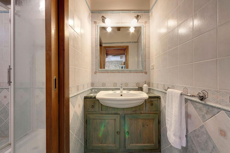 Bathroom 4, Vignola Apartments, Florence