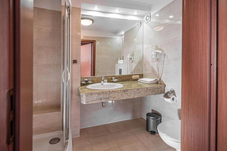Bathroom 4, Rigga, Puck