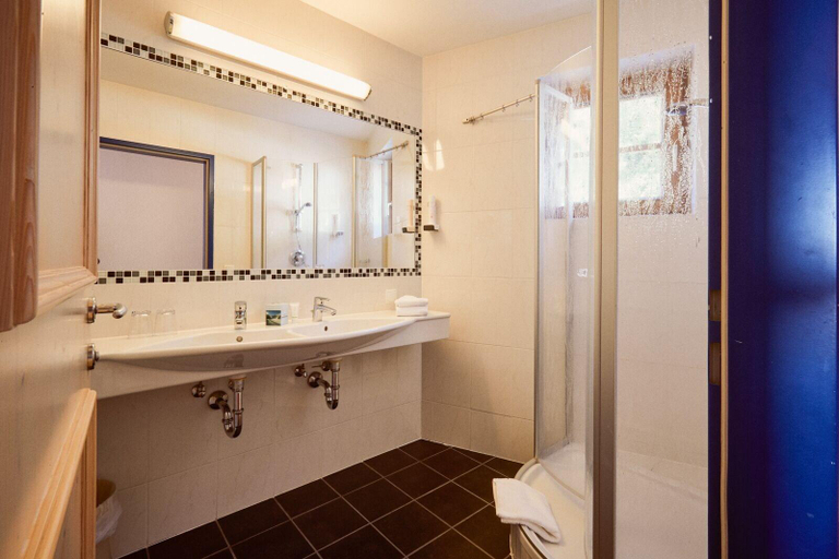 Bathroom 4, Hotel Enzian by Alpeffect Hotels, Sankt Johann im Pongau
