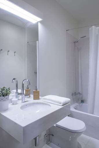 Bathroom 4, República Bed & Breakfast & Arts, Lisbon