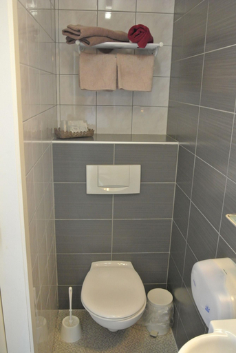 Bathroom 4, Hotel Tropicana, West-Vlaanderen