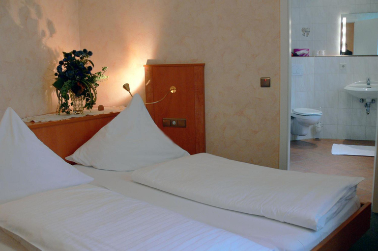 Bedroom 3, Hotel Quellenhof, Ahrweiler