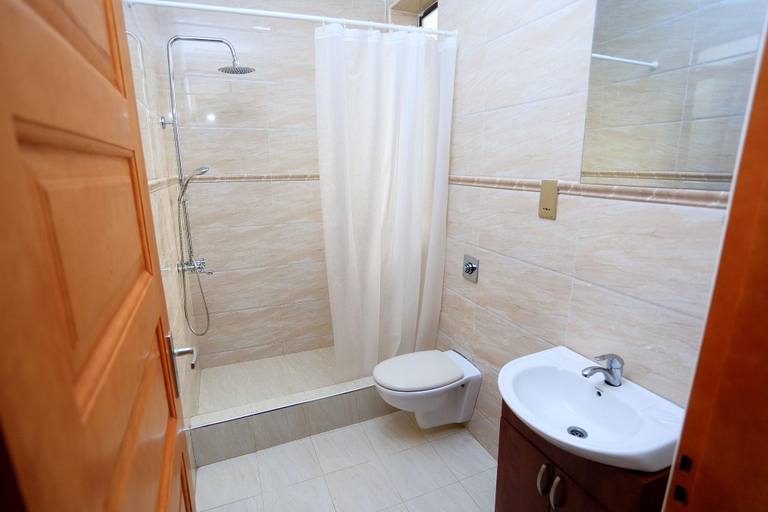 Bathroom 4, Bon Bini Residence, Kampala