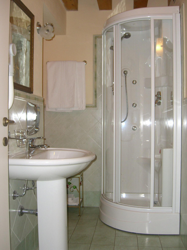 Bathroom 5, Villa Bongiovanni, Verona
