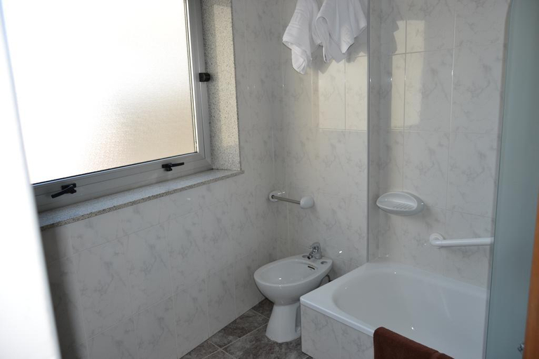 Bathroom 4, Nuevo Cachalote, Pontevedra