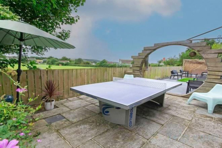 Outdoor dining, Bagend Sleeps 14 Hot Tub Balcony & Ping Pong, Devon
