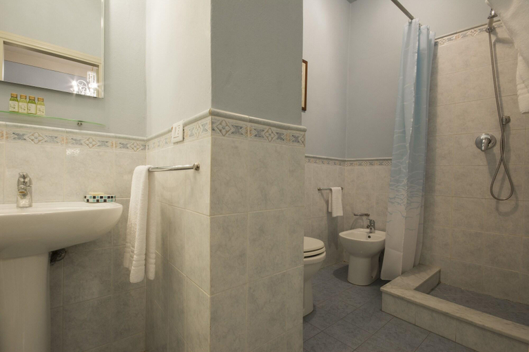 Bathroom 5, B&B La Bohème, Lucca