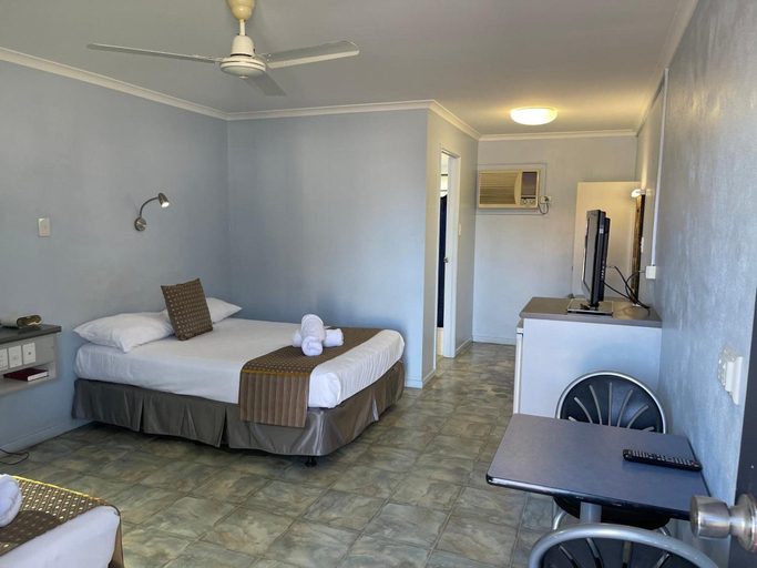 Room 2, Queens Beach Motel, Bowen
