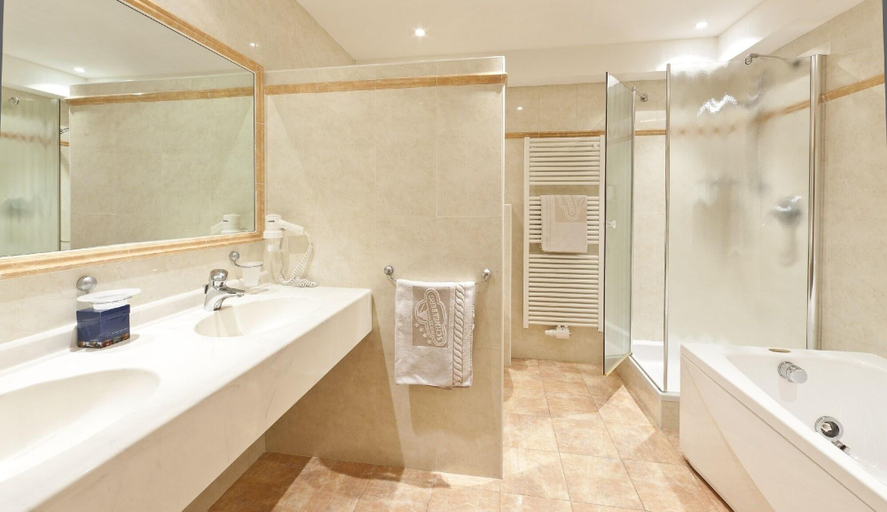 Bathroom 5, Hotel Schneeberg - Family Resort & Spa, Bolzano
