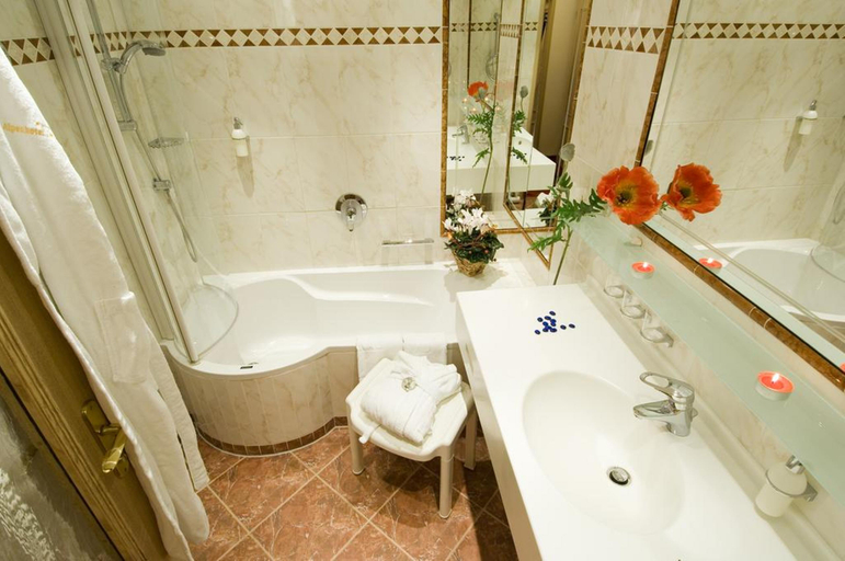 Bathroom 4, Alpenhotel Fernau, Innsbruck Land