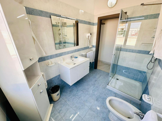 Bathroom 3, Hotel Blu, Lecce