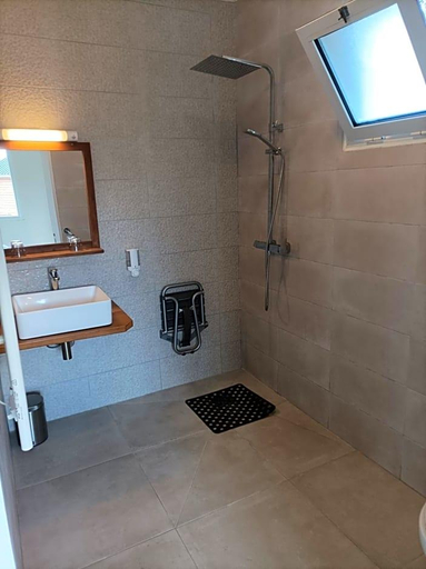 Bathroom 4, L'Ecrin, Le Tampon