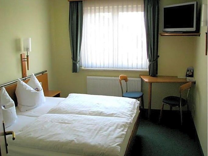Bedroom 2, Hotel am Platz, Burgenlandkreis