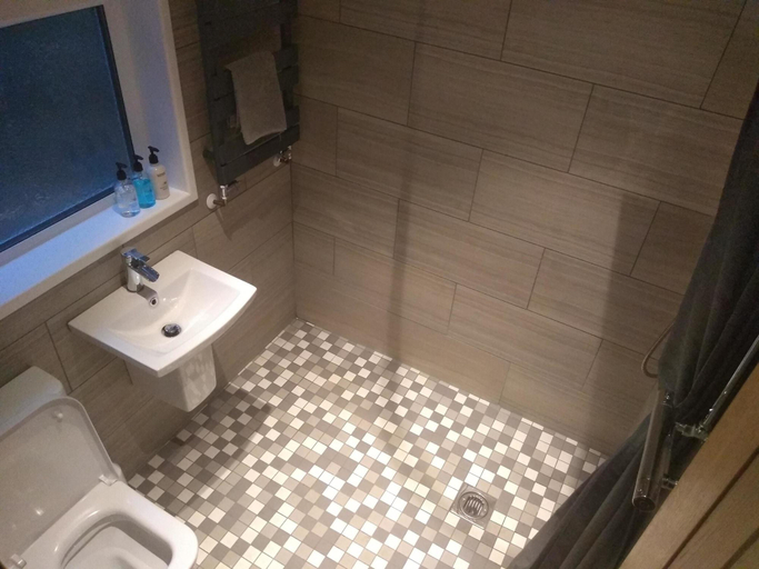 Bathroom 5, Canyon Cottage, Rhondda, Cynon, Taff