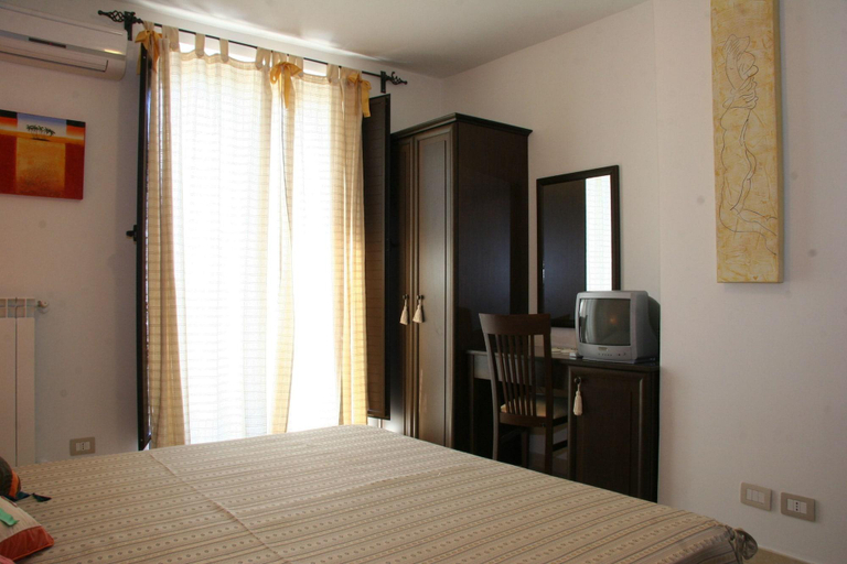 Bedroom 5, Regina Carolina, Catania