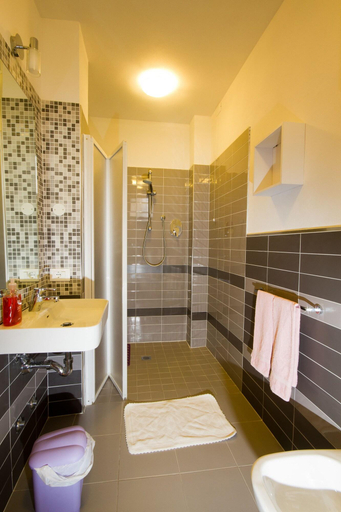 Bathroom 4, Mary Fleur, Rimini