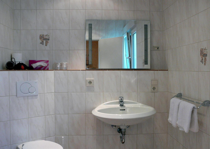 Bathroom 5, Hotel Quellenhof, Ahrweiler