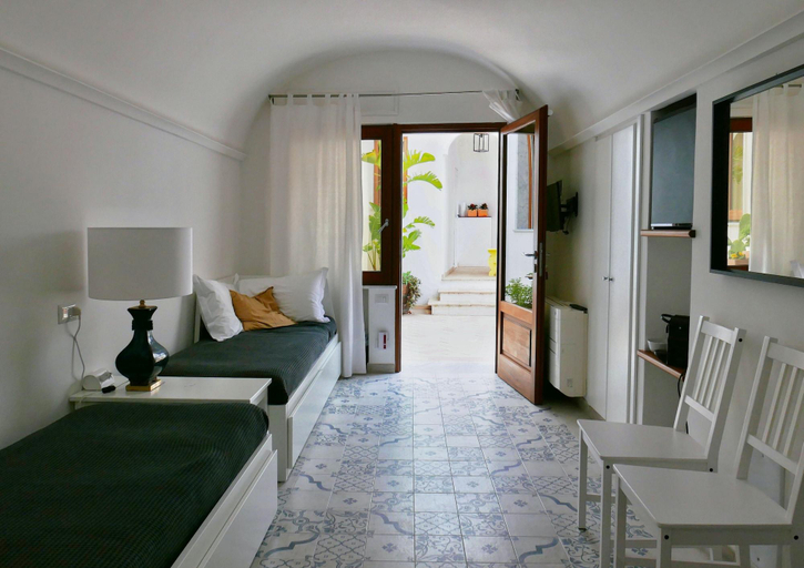 Room 4, Le Cantinelle, Napoli