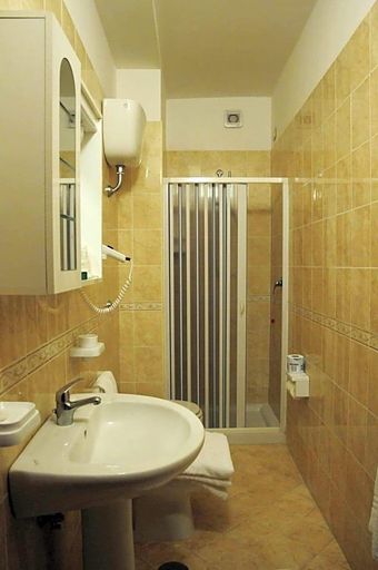 Bathroom 5, New Hotel Sonia, Salerno