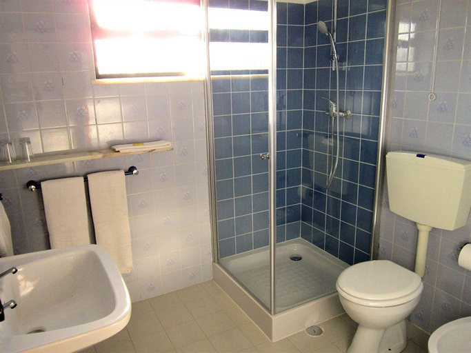 Bathroom 5, Hotel Alcaide, Portimão