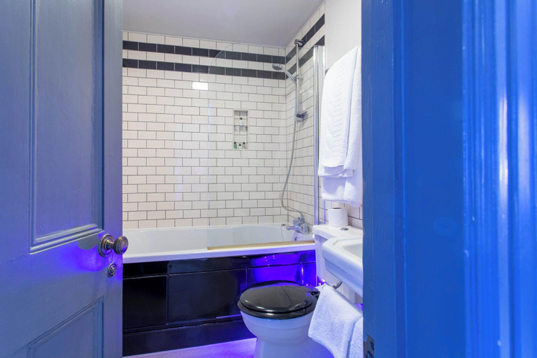 Bathroom 4, Crown Hotel, Dorset