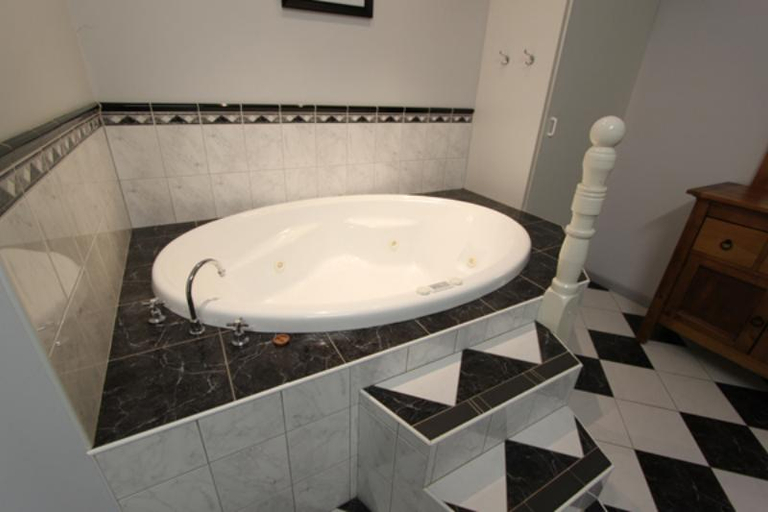 Bathroom 3, Lazy River Motor Inn, Swan Hill - Central