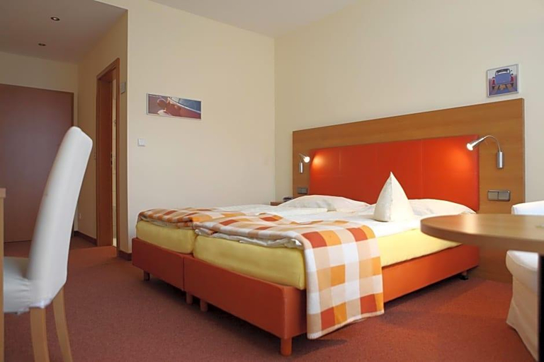 Bedroom 4, Max Zwo Garni, Dingolfing-Landau