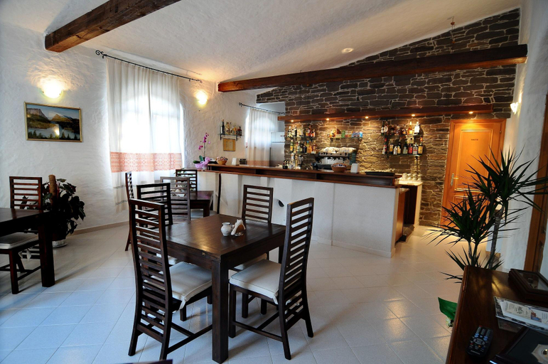 Others 5, Hotel Cedrino, Nuoro