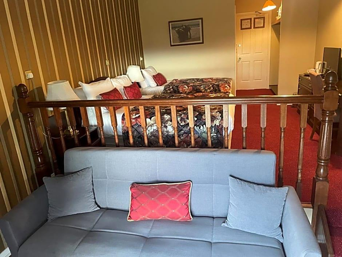 Bedroom 4, Towers Hotel