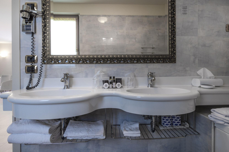 Bathroom 5, The Park Hotel Imperial, Brescia
