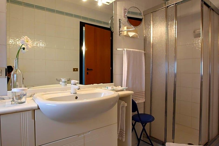 Bathroom 5, Hotel Globo, Modena