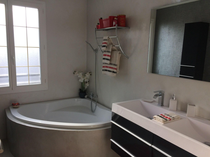 Bathroom 5, Chambres d'hôtes Au Lévrier de Chessy, Seine-et-Marne