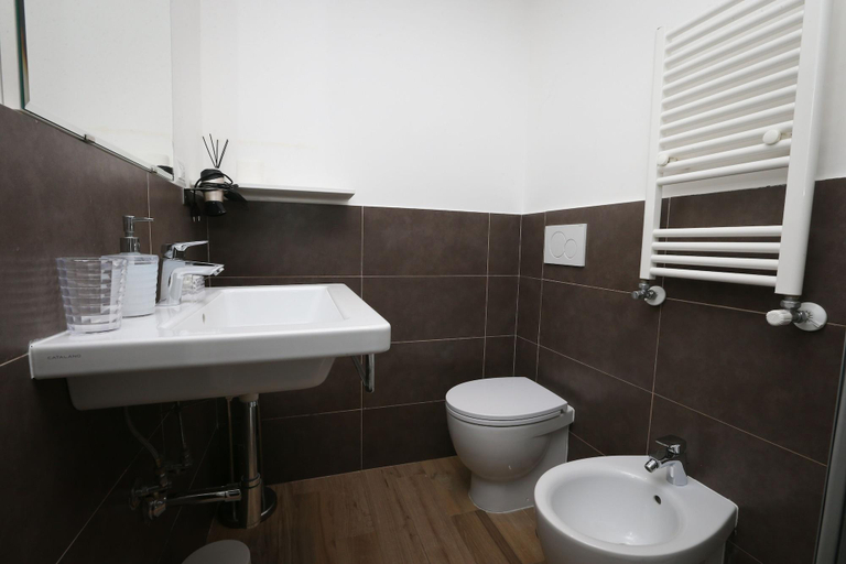Bathroom 3, Vatican Garden Rooms, Rome