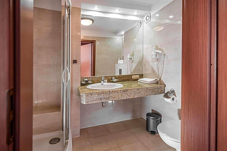 Bathroom, Rigga, Puck