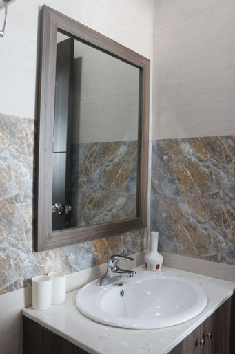 Bathroom 4, La Habana House, Huế