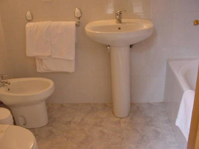 Bathroom 3, Hotel La Mora, León